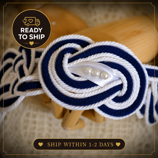 Vorgefertigte, handgeflochtene Handfasting-Kordel: Marineblau und Weiß mit neun keltischen Knoten, Perlen